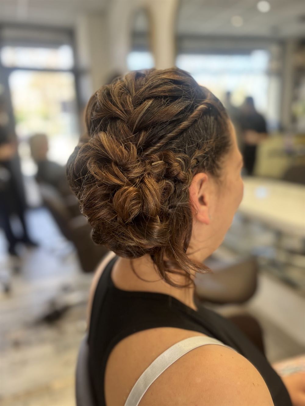 Chignon tressé travaillé sur cheveux châtains