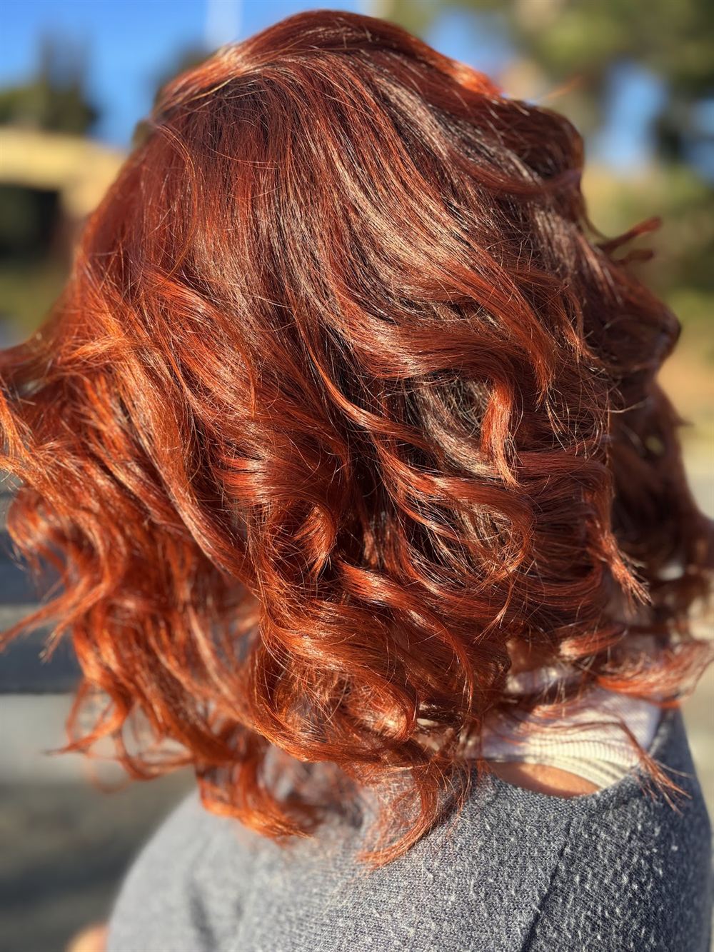 Cheveux ondulés d’un cuivre intense
