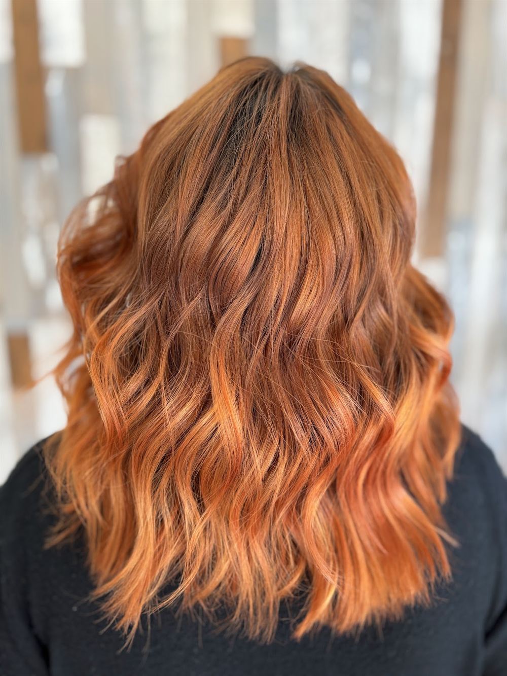 Cheveux mi-longs orange cuivré en dégradé