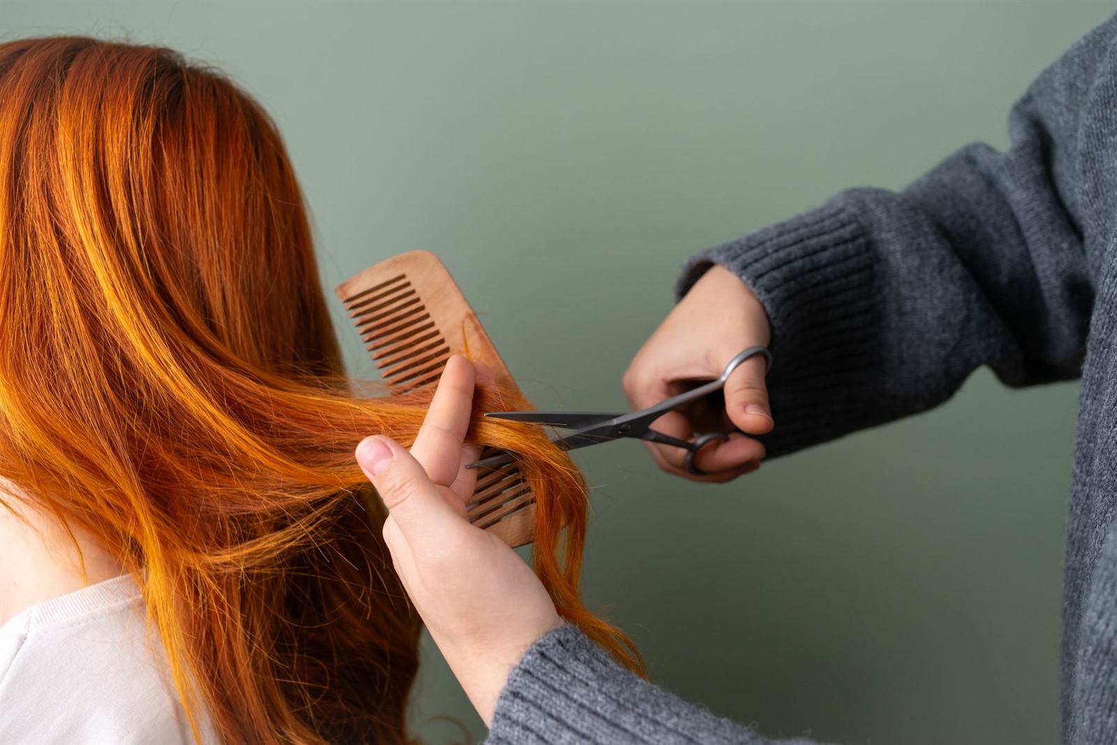 Coupe de cheveux roux cuivrés aux ciseaux et au peigne